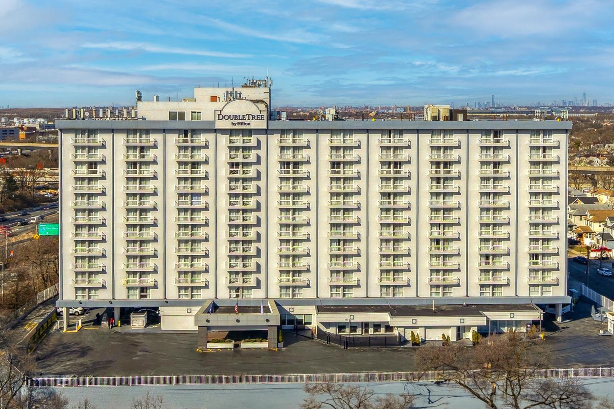 Hotel Doubletree By Hilton New York Jfk Airport Exterior foto